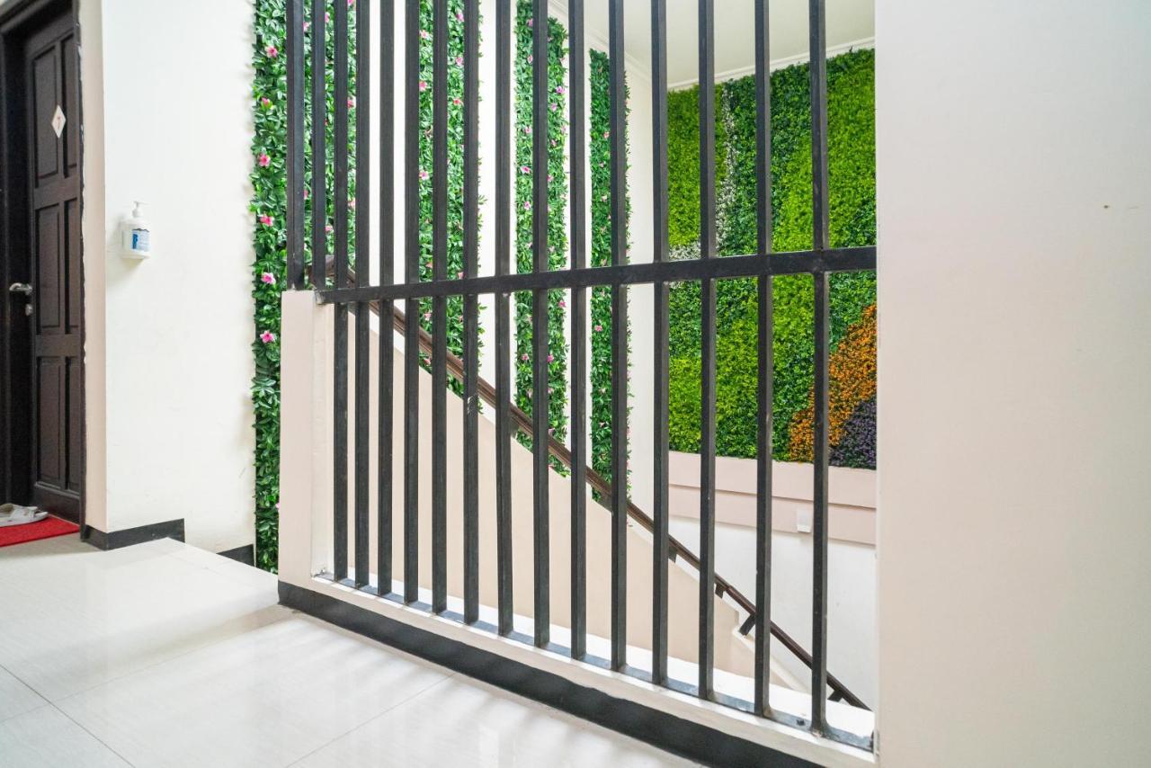 Reddoorz Syariah Near Marvel City Mall 2 Сурабая Экстерьер фото